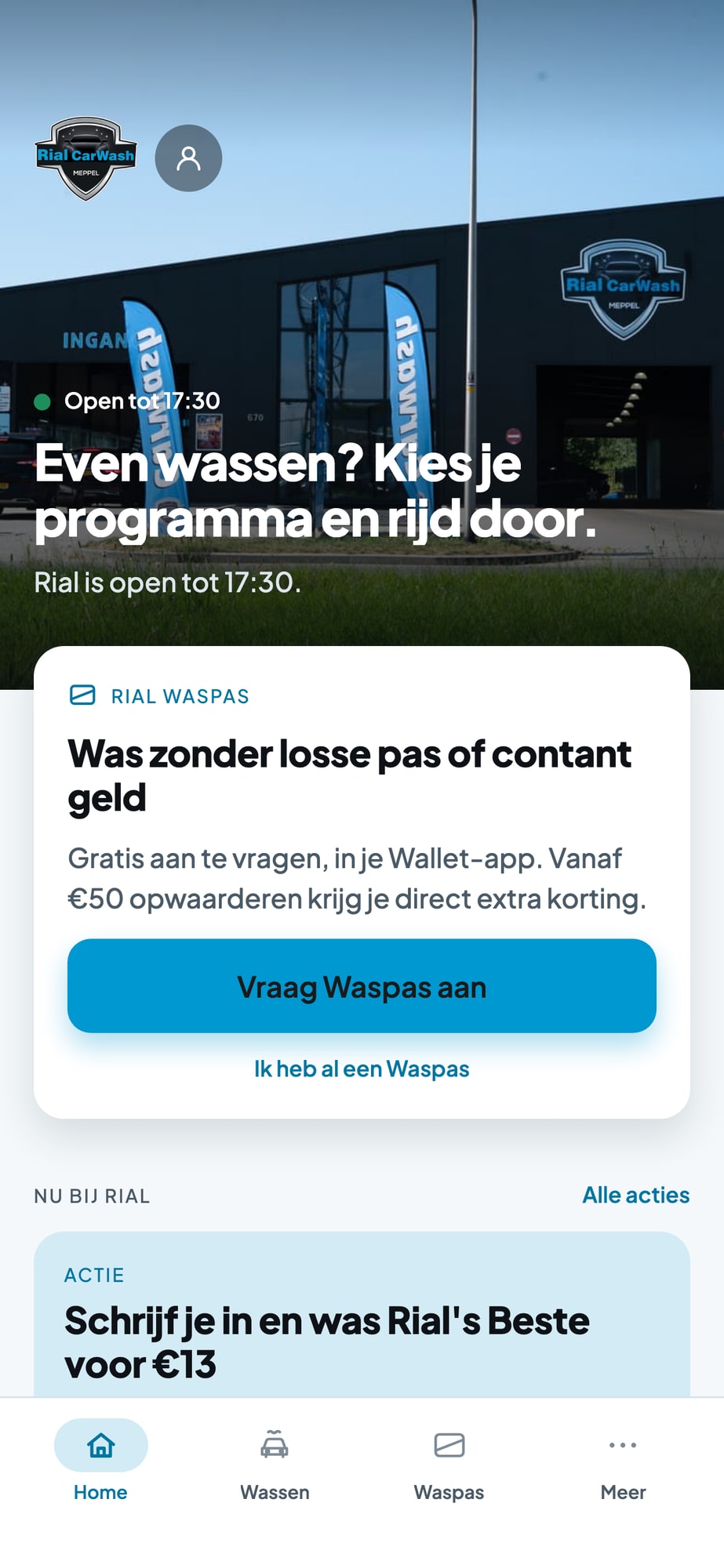 Beginscherm van de app Rial CarWash met het gebouw van Rial, de stand Open tot 17:30 en de uitnodiging voor de Rial Waspas
